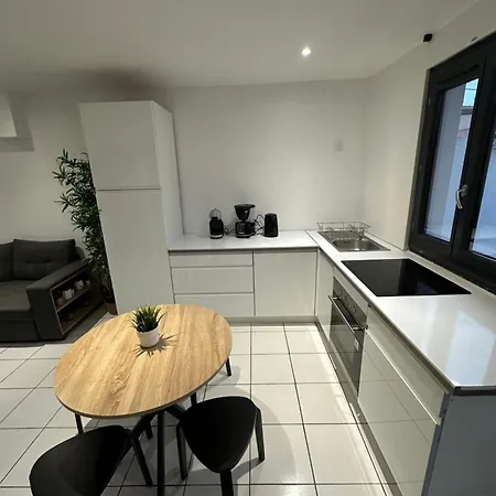 Cosy Avec Balcon Апартаменты *