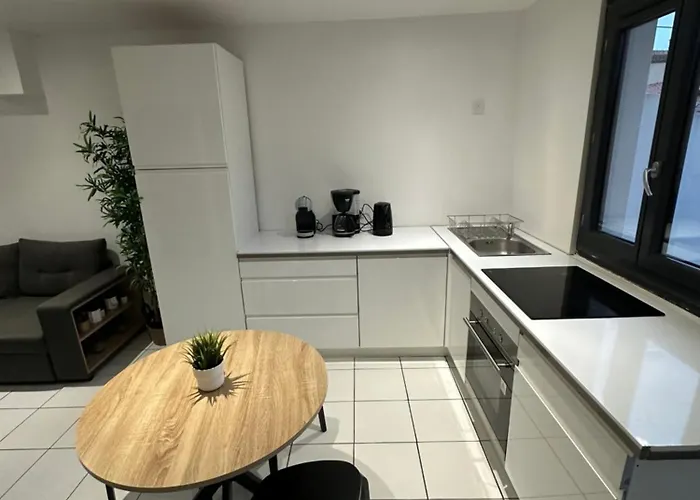 Cosy Avec Balcon Апартаменты *